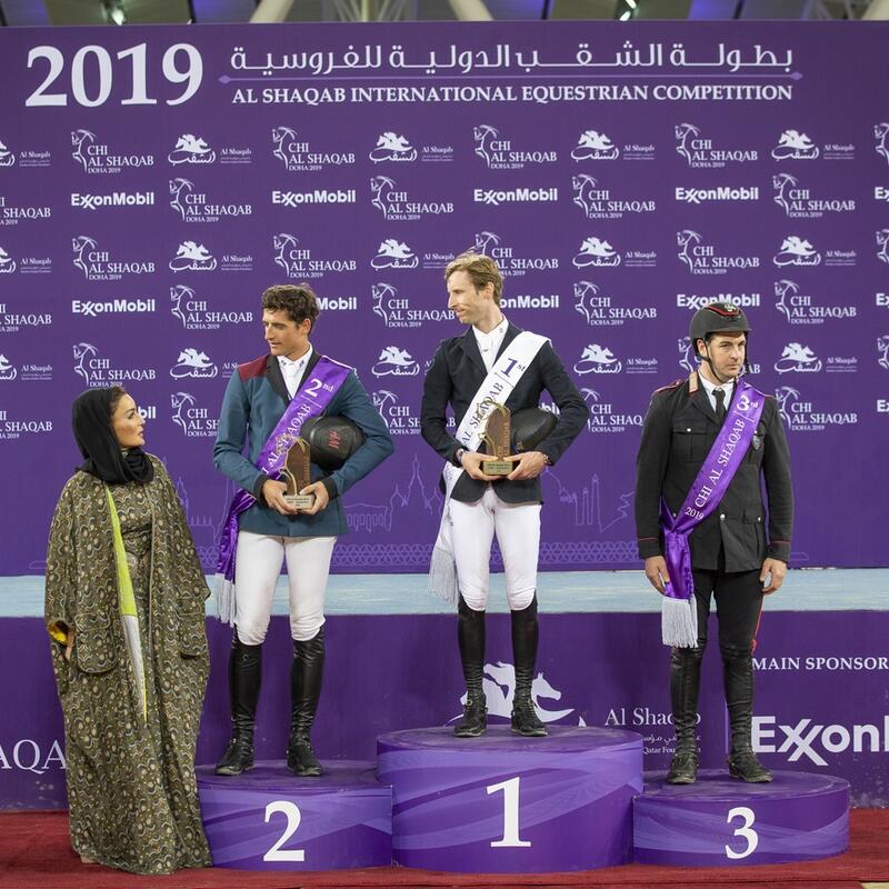 صاحبة السمو تتوج الفائز بلقب جولة الجائزة الكبرى ببطولة الشقب الدولية للفروسية