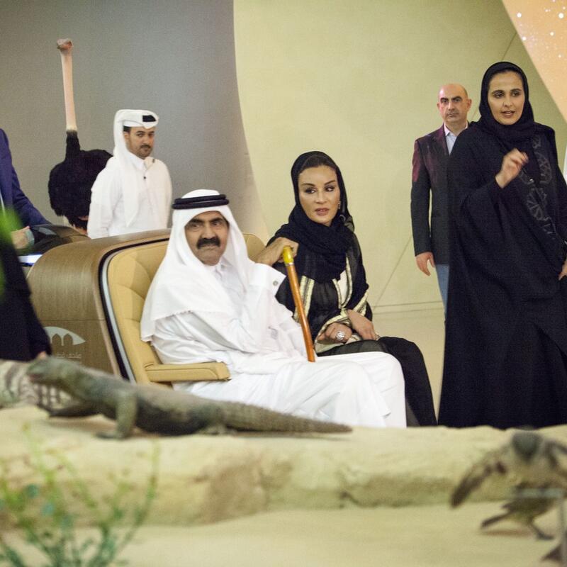 صاحبا السمو يقومان بجولة في متحف قطر الوطني
