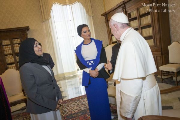 صاحبة السمو الشيخة موزا تجتمع مع البابا فرانسيس.