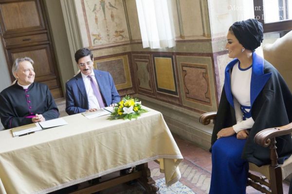 HH Sheikha Moza Meets Pope Francis.