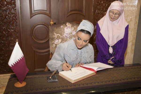 صاحبة السمو الشيخة موزا تحضر مأدبة عشاء أقامتها نائبة رئيس الوزراء الماليزي