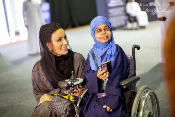 صاحبة السمو الشيخة موزا في جولة على المعرض المصاحب لمؤتمر الدوحة الدولي للإعاقة والتنمية